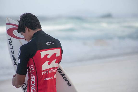 Gabriel Medina, surfista brasileiro, se prepara para sua bateria na praia de Pipeline, na North Shore de Oahu, no Havaí - foto de Laura Schunemann